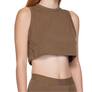 Skims Boyfriend Cropped Tank Top in Oxide Brown Size S